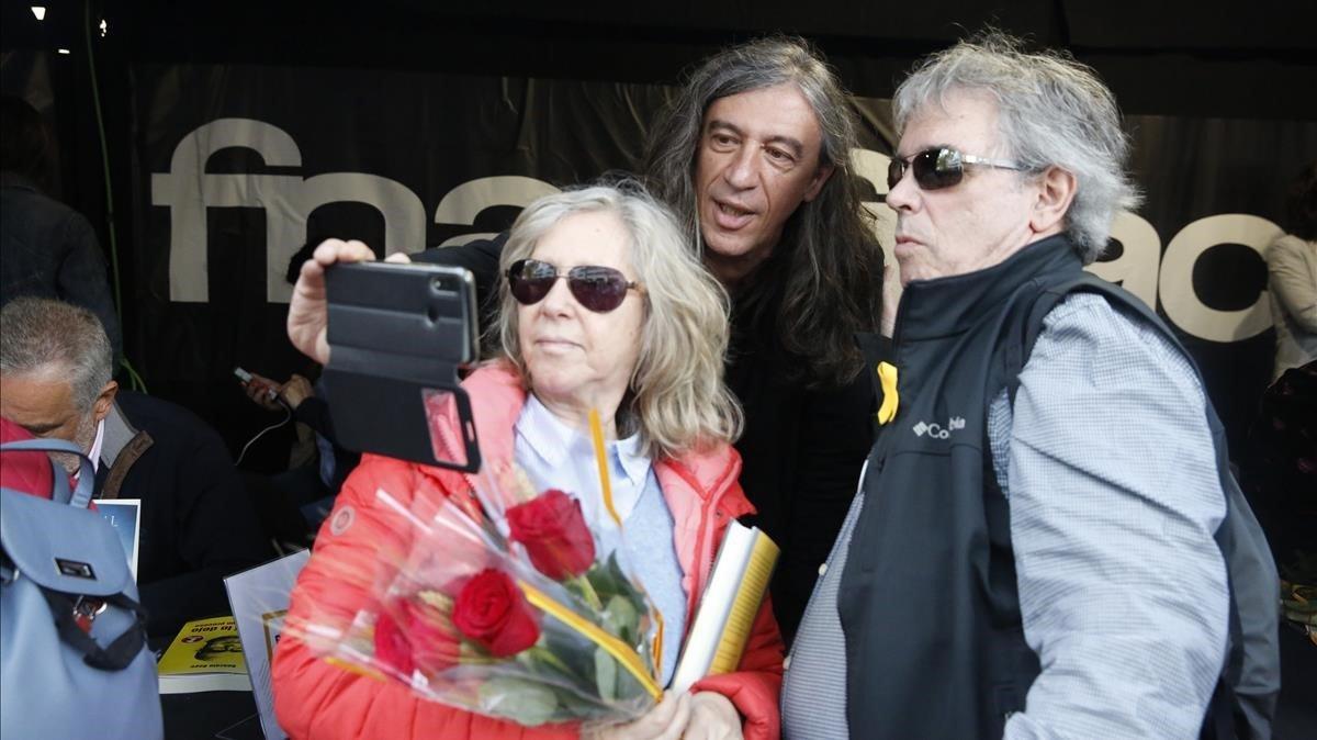 El músico Gerard Quintana se fotografía junto a dos seguidores.