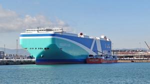 Barco de suministro de la compañía Haugesund Knutsen durante la operativa realizada a un carguero de coches de la compañía MOL, en el Port de Barcelona..