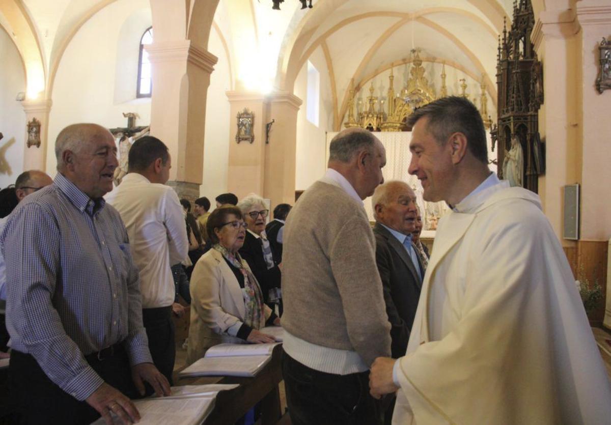 El sacerdote de Villardeciervos, Vladimir Grigoriev, durante la misa. | ARACELI SAAVEDRA