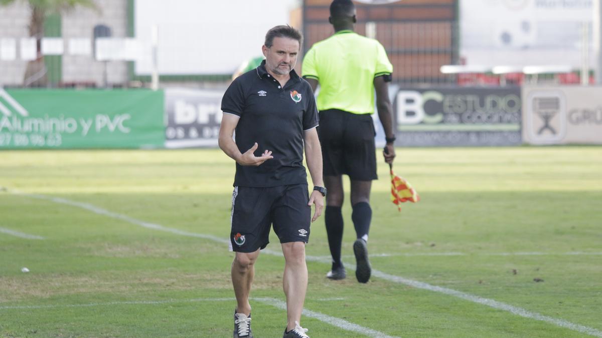 Julio Cobos, en la banda durante el partido ante el Xerez del pasado domingo.