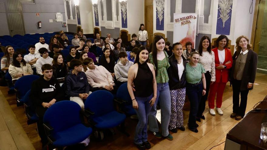 Por la izquierda, Eva González, Laura Á. Migoya, Sofía Bocanument, Sara Vázquez, Raquel Álvarez, Montserrat López Moro e Irene Díaz, ayer, en el Antiguo Instituto, en la entrega de los premios «Rosario de Acuña». | MARCOS LEÓN