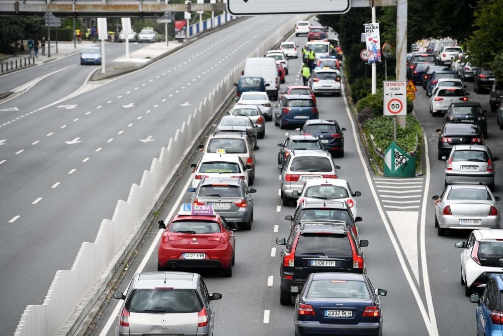 Un coche se empotra contra la valla en Alfonso Mol