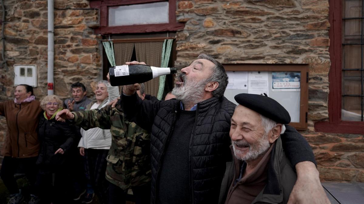 Vecinos de Manzaneda, León, celebran el Gordo de la Lotería de Navidad.