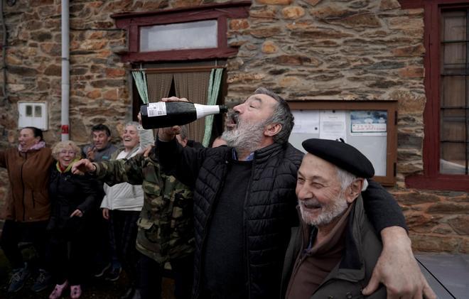 Vecinos de Manzaneda, León, celebran el Gordo de la Lotería de Navidad.