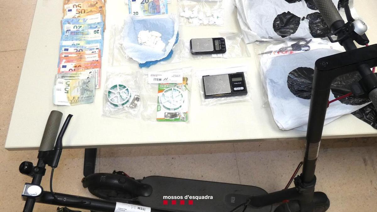 La droga, diners i un dels patinets confiscats als traficants