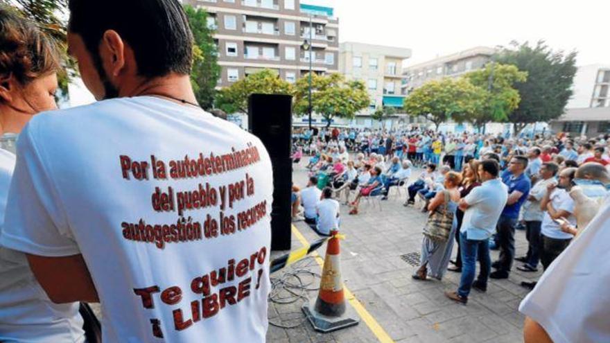 La asamblea de vecinos que se celebró ayer en la plaza mayor de El Altet.