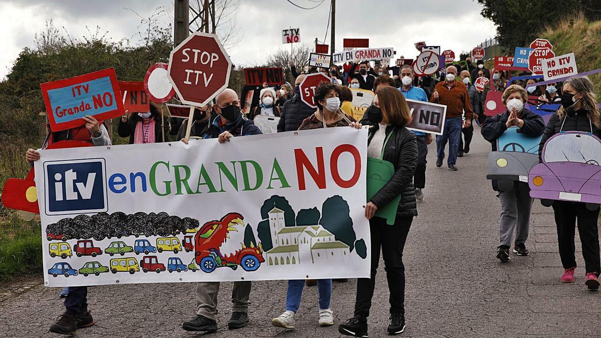 Una de las manifestaciones de los vecinos contra la ITV en Granda.