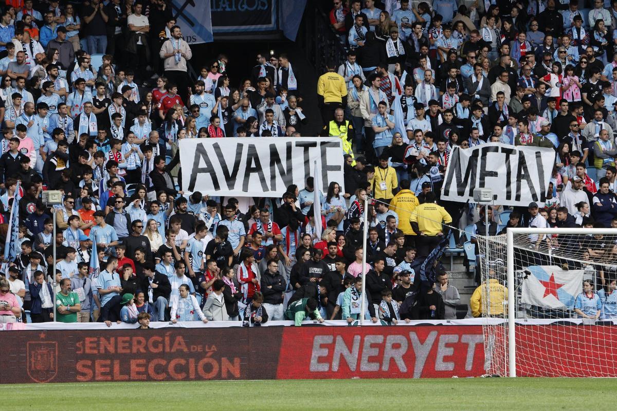 Pancarta con el lema «Avante metal» exhibida durante el Celta-Elche de este domingo en Balaídos