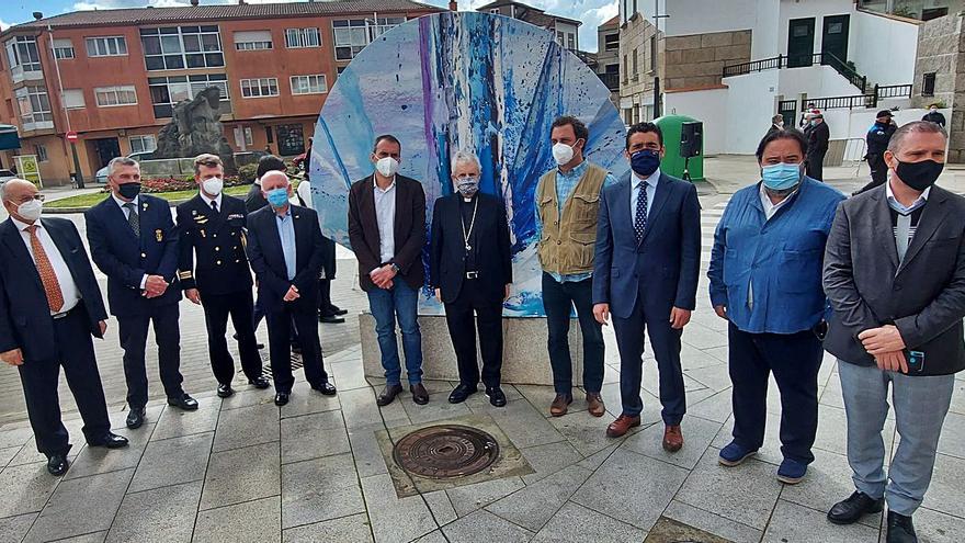 Autoridades presentes en la inauguración. En el centro: el alcalde y el obispo de Tui-Vigo.   | // D.P.