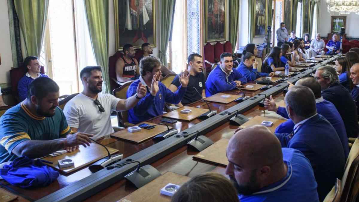 Los jugadores del Real Oviedo Rugby, en el salón de plenos. | J. Casanova