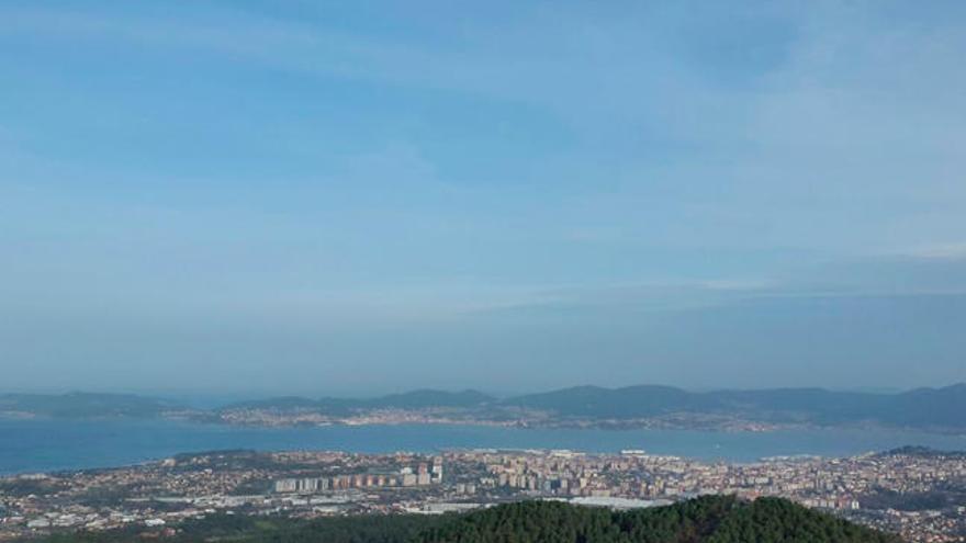 La ría de Vigo, despejada y soleada, esta mañana. // M.G.Brea