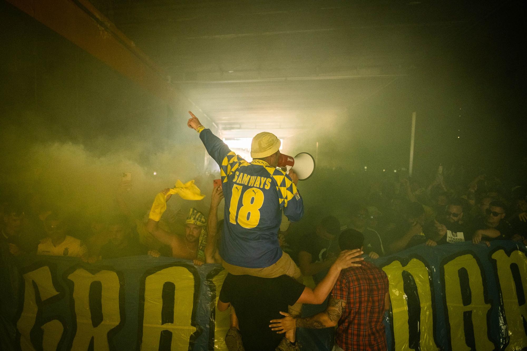 Los aficionados de la UD Las Palmas se dirigen al Heliodoro