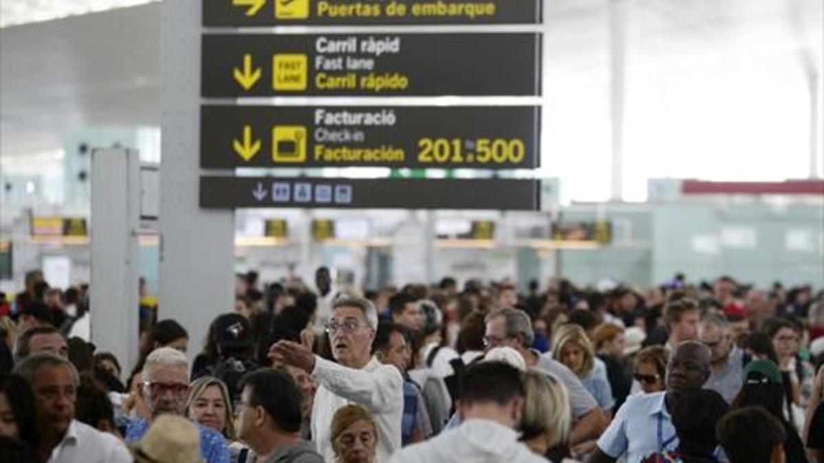 Pasajeros en el aeropuerto barcelonés, ayer.