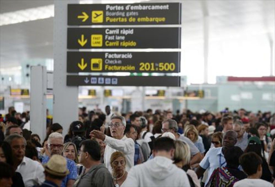 Pasajeros en el aeropuerto barcelonés, ayer.