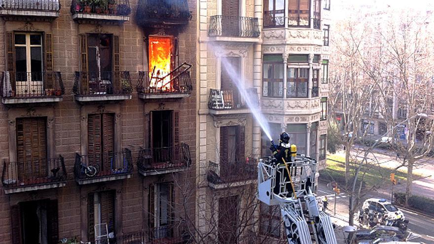 Muere un hombre de 78 años en un incendio de su piso en Barcelona