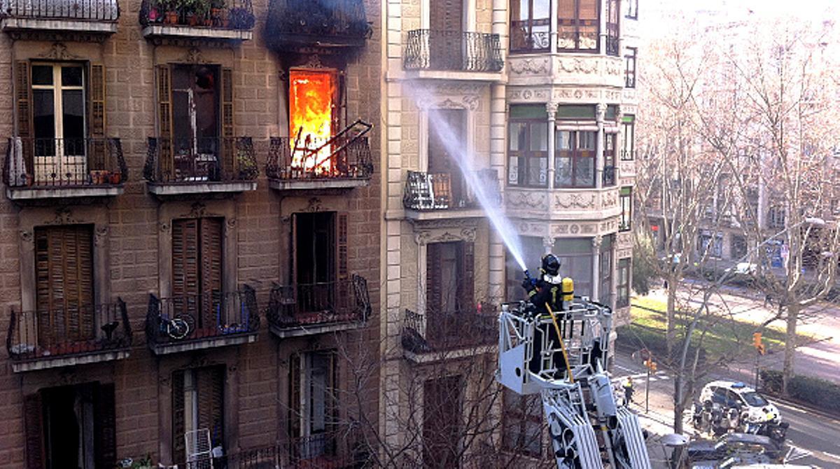 Mor un home de 78 anys en un incendi del seu pis a Barcelona.