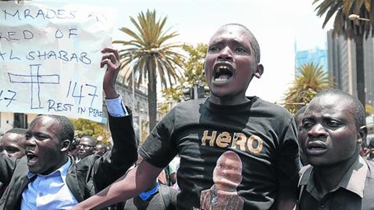 Protestas reclamando más seguridad en Kenia tras la masacre de Garissa, el pasado martes.