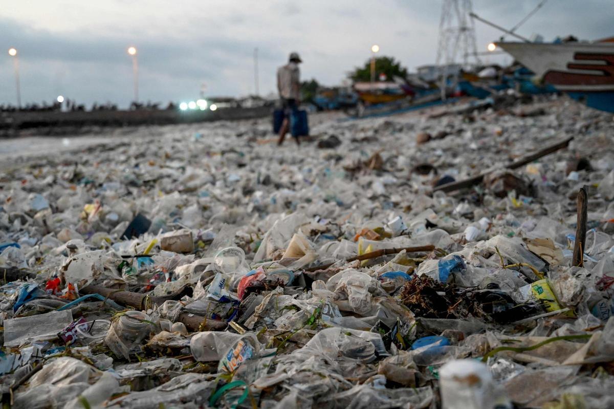 La basura se acumula en las playas de Bali tras la temporada de lluvias por la falta de gestión de residuos