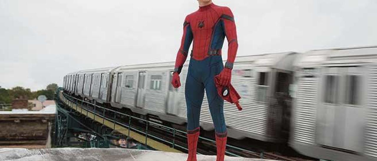 Tom Holland caracterizado como Spider-Man.