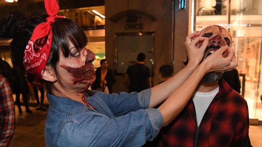 Marineda City acoge el real game "más extremo": toda una madrugada sobreviviendo a los zombis