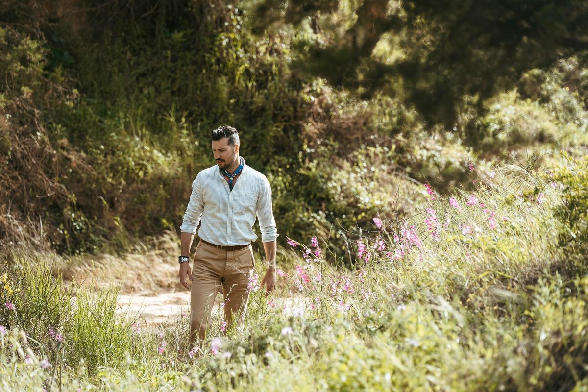 Javier Coves en el jardín mediterráneo que ha creado en la Sierra Calderona.