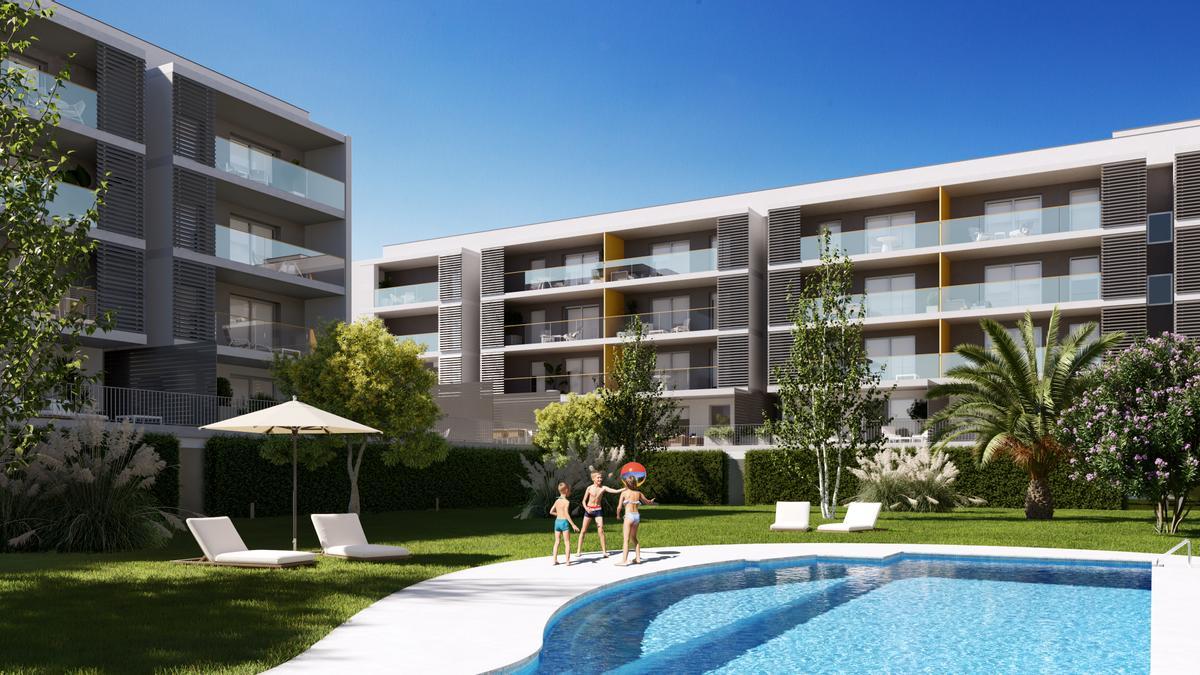 Residencial Baleares cuenta con una amplia zona común con piscina, espacios verdes y juegos infantiles.