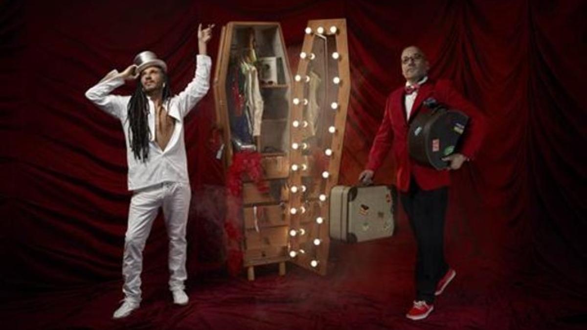 Amai Vecino y Kiku Mistu (derecha), con el ataúd tuneado como baúl de viaje, en 'The last cabaret'.