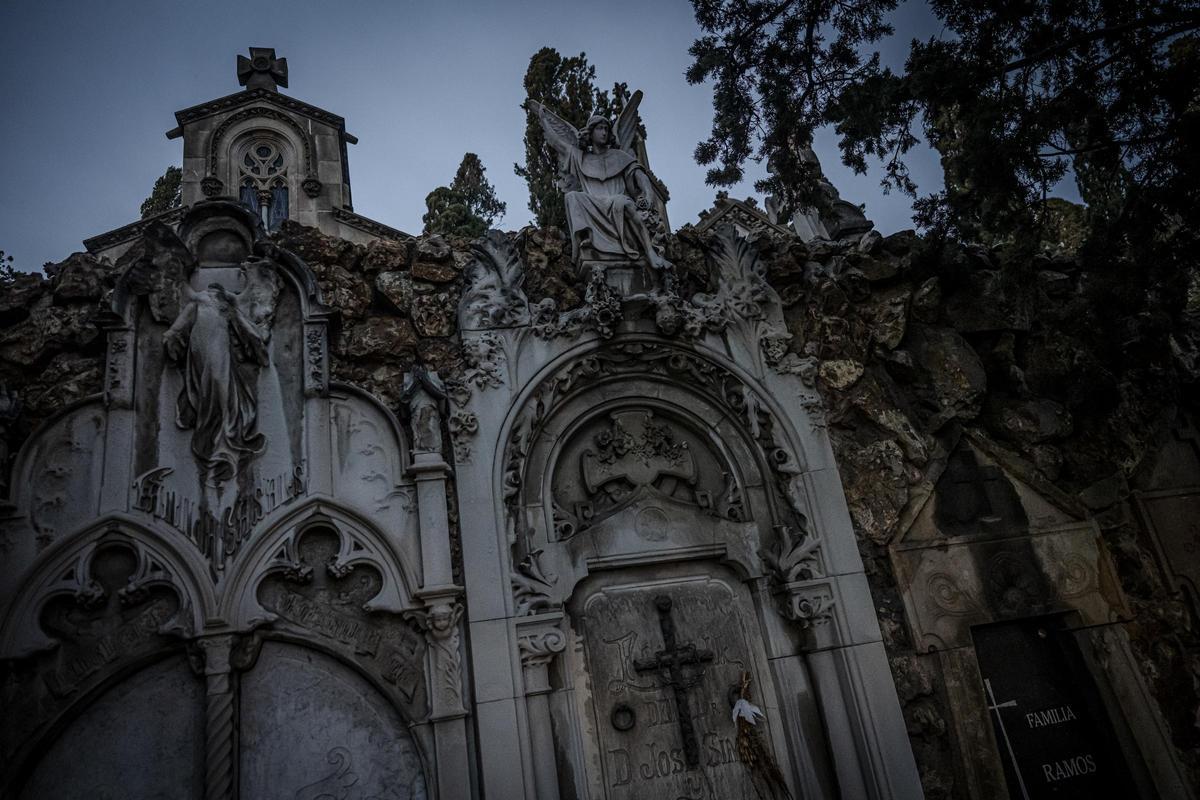 De noche entre tumbas en el cementerio de Montjuïc, el mayor de