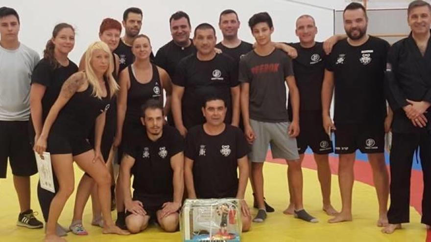 Algunos de los alumnos graduados en el curso de Krav Maga del Lluita Morvedre.