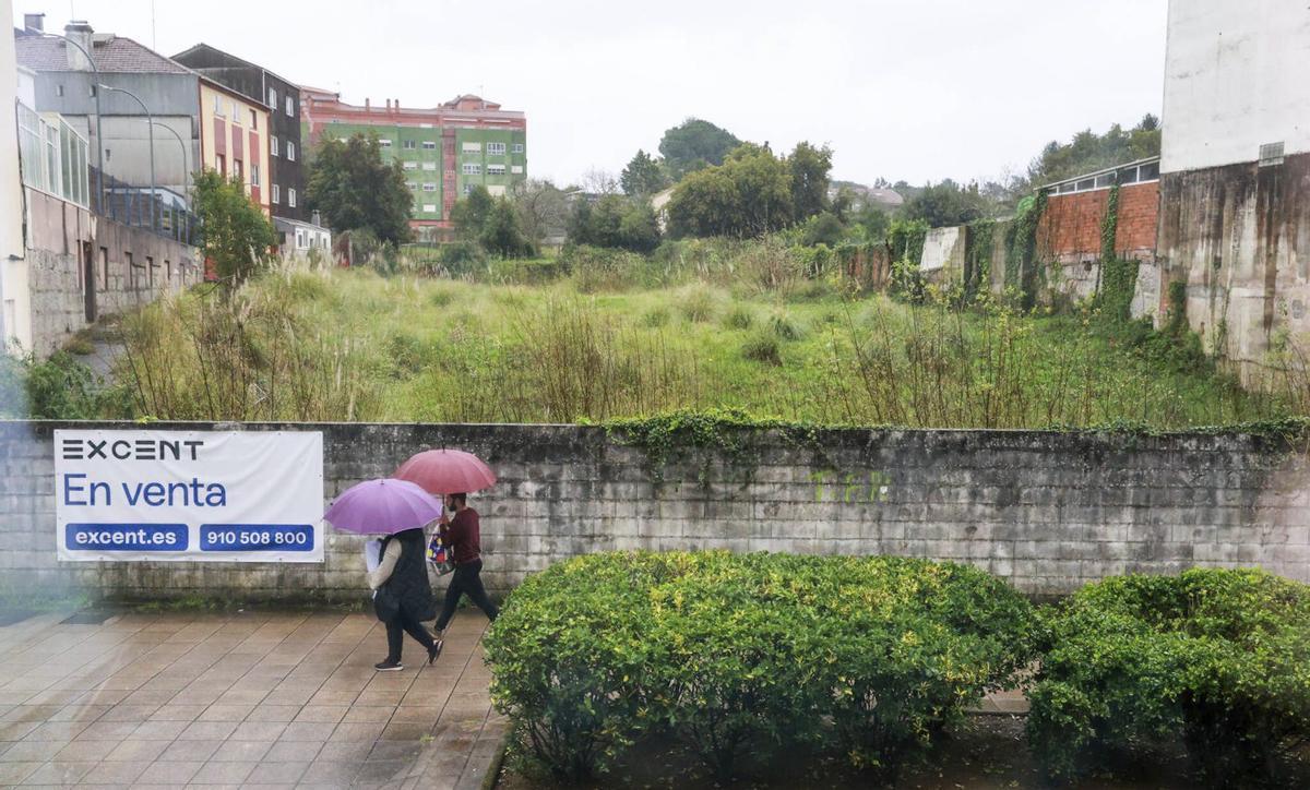Vista del solar donde estaba el antiguo Liceo Marítimo de Vilagarcía.