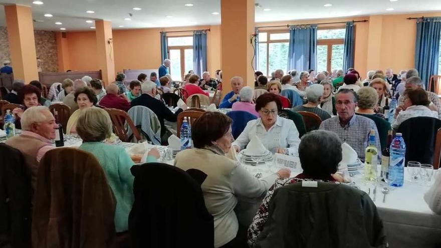 Asistentes a la comida organizada en Arriondas por la asociación de mayores &quot;El Sueve&quot;.