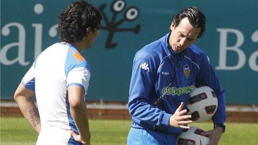 Tino Costa escucha las órdenes de Unai Emery durante el entrenamiento en Paterna.