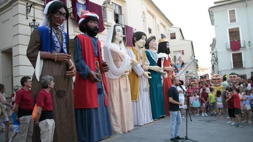 Los «gegants» del Corpus de Ontinyent, en su presentación al público con el vestuario renovado.