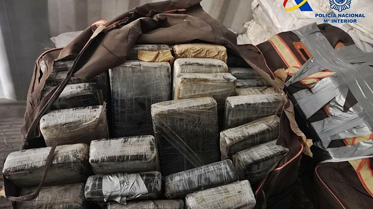 Los fardos de cocaína incautados en el marco de la operación desplegada en Alcàsser. | LEVANTE-EMV