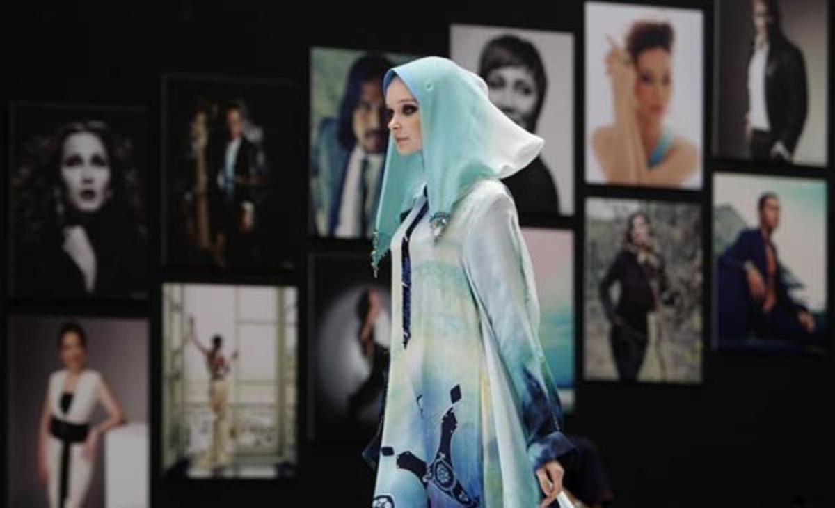 Una model llueix una creació del dissenyador Abdul Kareem a l’Islamic Fashion Festival, que se celebra durant la Setmana de la Moda malaia, a Kuala Lumpur.