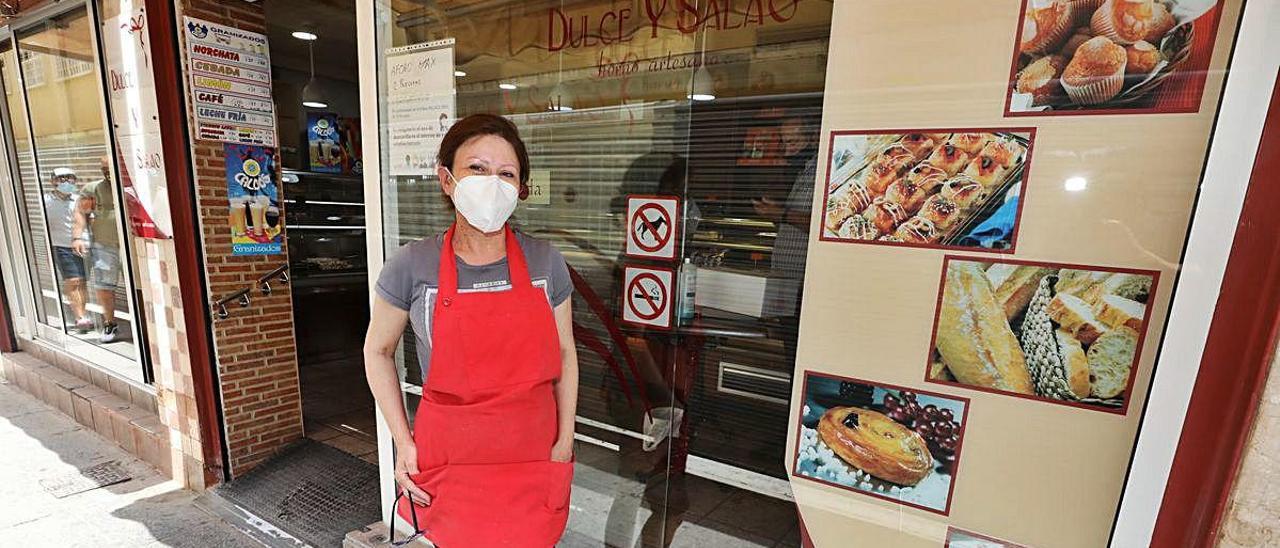 La empresaria Mari Bustamante en la puerta de la panadería que cerrará próximamente tras casi 20 años de actividad en el centro.