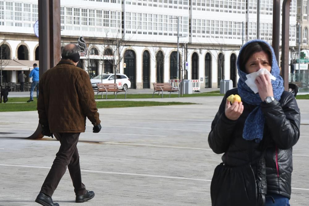 Los coruñeses resisten la ola de frío que desplomó las temperaturas e hizo bajar la cota de nieve a los 300 metros.