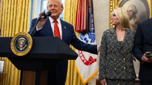 ¡Ya no quiero su apoyo!, dice Trump a seguidores que critican su manejo del caso Epstein