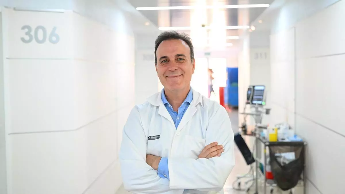 Antonio Arroyo, cirujano jefe en el General de Elche: "En pocos años la cirugía robótica será práctica habitual como la laparoscópica"