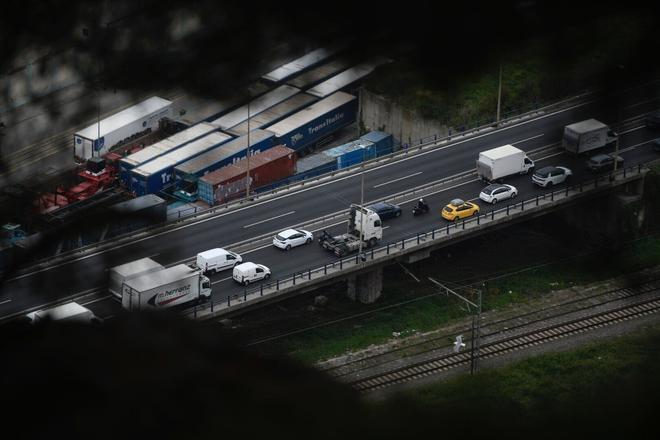 Un accidente en la ronda Litoral y las obras de la de Dalt marcan una mañana de tráfico en Barcelona