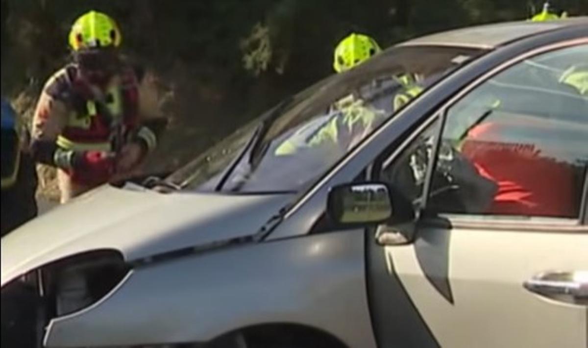 Un momento de la intervención de los Bomberos de Santiago este lunes en Pardaces