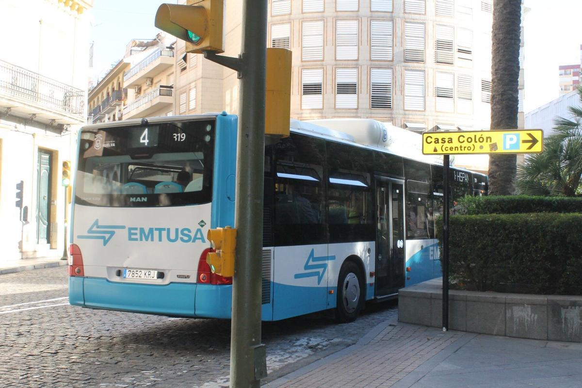 Autobús de Emtusa en Huelva capital.