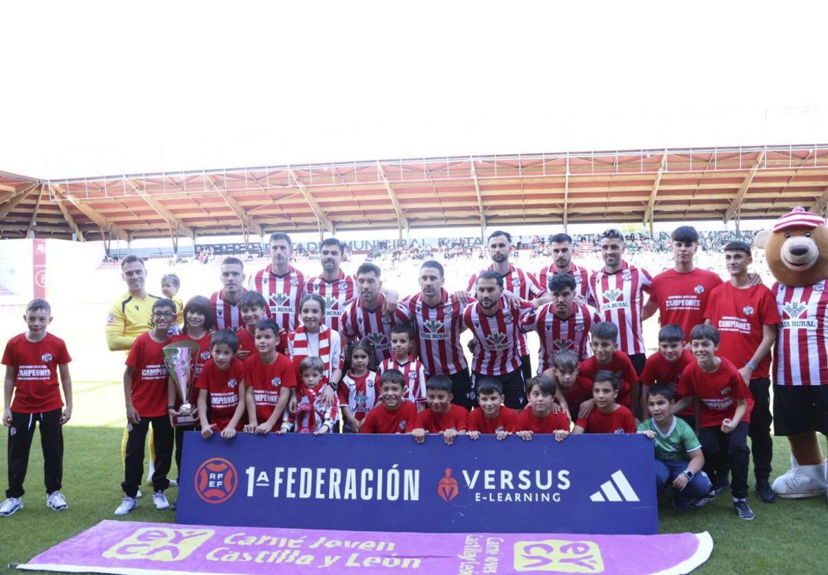 Los rojiblancos homenajean al Balonmano Zamora por su ascenso | V. G.