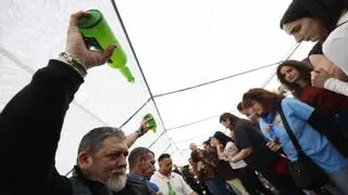 Llaranes se echa a la calle para destejar su fiesta del Descorche ...