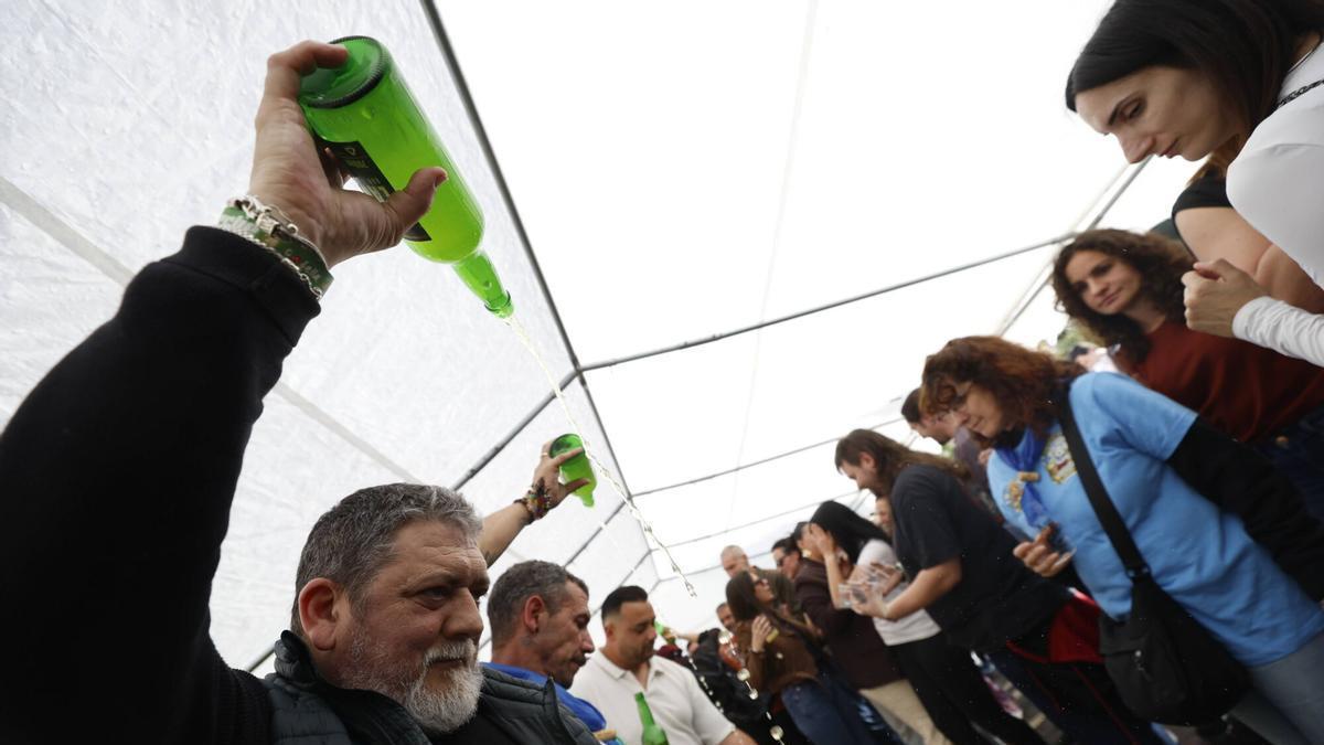 Llaranes se echa a la calle para destejar su fiesta del Descorche ...