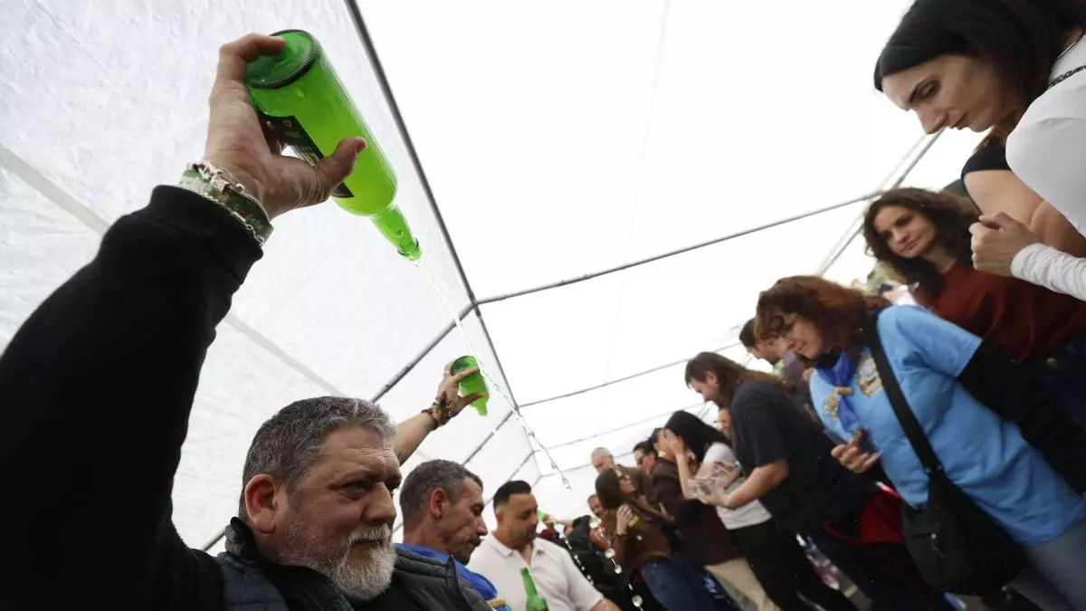 Llaranes se echa a la calle para festejar el Descorche: "Estas cosas dan vida a los barrios"