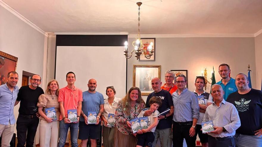 Presentado en Cangas de Onís el libro sobre la historia de la Media Maratón 'Ruta de la Reconquista'