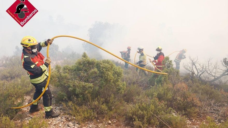 Consorcio Provincial de Bomberos de Alicante en el incendio forestal de Ibi