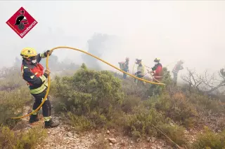 Los bomberos trabajarán por la noche para evitar la propagación del incendio de Ibi a la "zona más sensible"