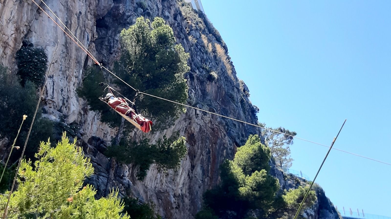 Simulacro de un rescate extremo  en la montaña